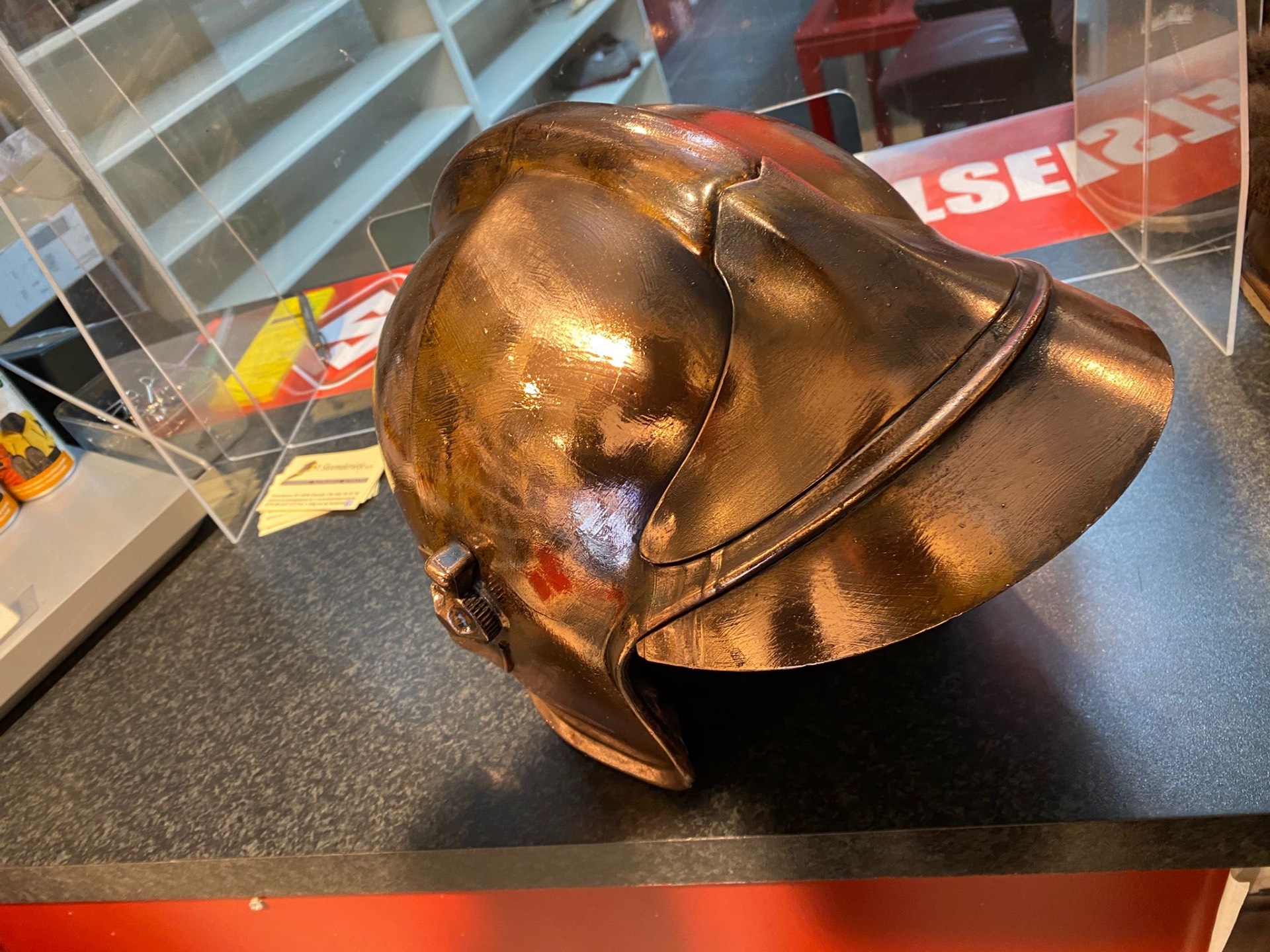 Verbronsde brandweerhelm